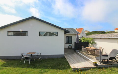 Arnke - 125M from the Sea: Maison, Domicile, Toit, Chalet, Arbuste, Siding, Porte, Jardin, Ferme