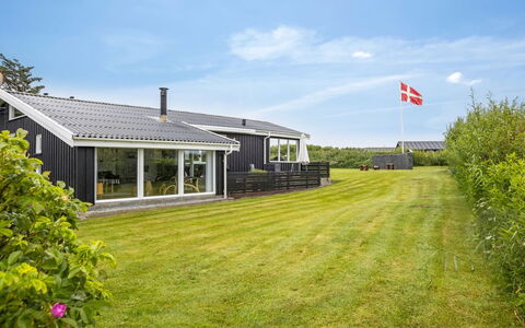 Tinja - 700M from the Sea: Maison, Domicile, Toit, Chalet, Biens, Aménagement Paysager, Batiments Jardin, Siding, Ferme