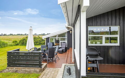 Tinja - 700M from the Sea: Maison, Domicile, Toit, Chalet, Biens, Aménagement Paysager, Batiments Jardin, Siding, Ferme