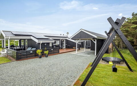 Tinja - 700M from the Sea: Maison, Domicile, Toit, Chalet, Biens, Aménagement Paysager, Batiments Jardin, Siding, Ferme