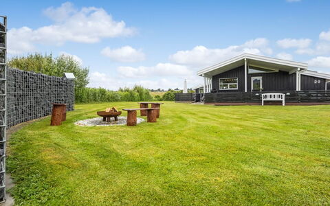 Tinja - 700M from the Sea: Maison, Domicile, Toit, Chalet, Biens, Aménagement Paysager, Batiments Jardin, Siding, Ferme