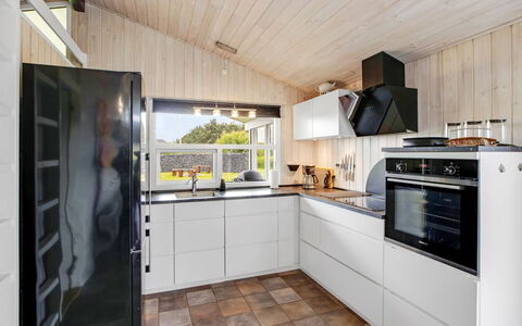 Tinja - 700M from the Sea: Cuisine, Appareil De Cuisine, Principaux Appliance, Sol, Comptoir, Bois, Design Intérieur, Plafond, Sol, Électroménager