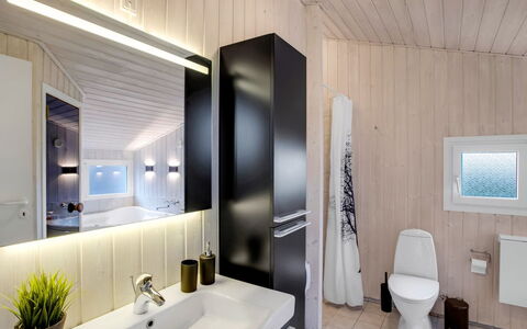 Tinja - 700M from the Sea: Design Intérieur, Sol, Sol, Luminaire Plomberie, Bois, Évier, Plafond, Lavabo, Robinet, Salle De Bains