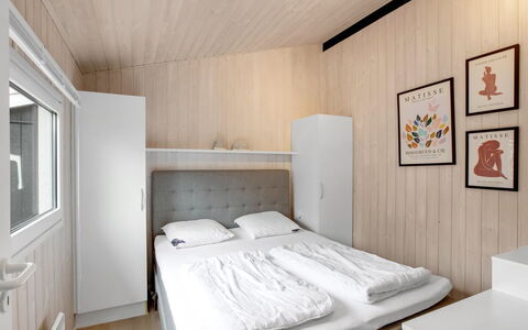 Tinja - 700M from the Sea: Lit, Chambre, Design Intérieur, Sol, Sol, Meubles, Bois, Drap De Lit, Plafond, Literie