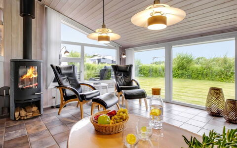 Tinja - 700M from the Sea: Design Intérieur, Plafond, Meubles, Sol, Luminaire, Éclairage, Sol, Chaise, Salon, Pièce