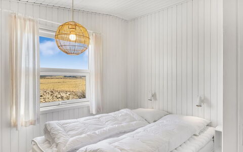 Violeta - 250M from the Sea: Chambre, Bois, Lit, Design Intérieur, Sol, Literie, Drap De Lit, Plafond, Sol, Cadre De Lit