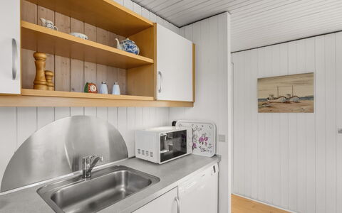 Violeta - 250M from the Sea: Bois, Sol, Sol, Design Intérieur, Plafond, Pièce, Cuisine, Dur, Comptoir, Tache De Bois