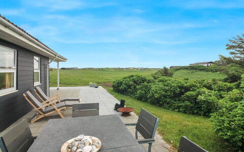 Violeta - 250M from the Sea: Ciel, Herbe, Domicile, Lot Terre, Plaine, Toit, Chalet, Biens, Prairie, Pelouse
