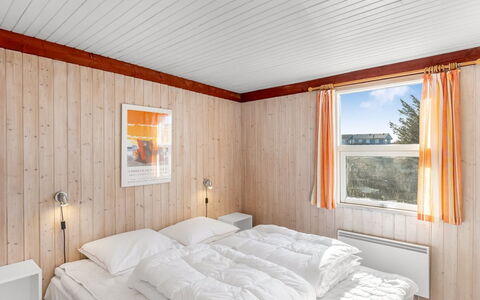 Violeta - 250M from the Sea: Bois, Plafond, Chambre, Design Intérieur, Lit, Sol, Sol, Pièce, Meubles, Drap De Lit