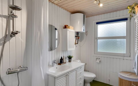 Pertti - 400M from the Sea: Luminaire Plomberie, Évier, Design Intérieur, Plomberie, Robinet, Salle De Bains, Plafond, Lavabo, Pièce, Toilette