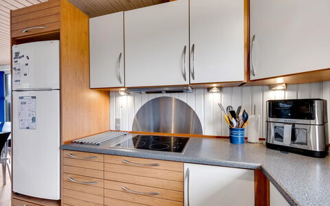 Pertti - 400M from the Sea: Cuisine, Appareil De Cuisine, Comptoir, Bois, Principaux Appliance, Sol, Design Intérieur, Cabinetry, Evier, Électroménager