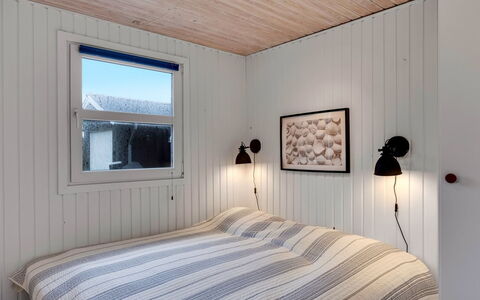 Pertti - 400M from the Sea: Bois, Plafond, Design Intérieur, Chambre, Éclairage, Luminaire, Sol, Sol, Pièce, Lit