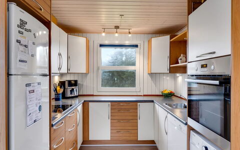 Pertti - 400M from the Sea: Appareil De Cuisine, Cuisine, Principaux Appliance, Sol, Bois, Design Intérieur, Comptoir, Sol, Électroménager, Plafond