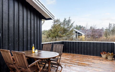 Pertti - 400M from the Sea: Bois, Dur, Composite, Planche, Parquet, Plate-Forme, Siding, Tache De Bois, Porche, Mobilier De Jardin