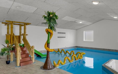 Berenika - 500M from the Sea: Sol, Sol, Plafond, Piscine, Chute, Recours, Centre De Loisirs, Plante D'Appartement
