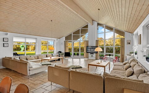 Berenika - 500M from the Sea: Plafond, Canapé, Design Intérieur, Salon, Biens, Dur, Chaise, Canapé-Lit, Parquet