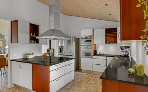 Berenika - 500M from the Sea: Cuisine, Sol, Comptoir, Design Intérieur, Cabinetry, Meubles, Sol, Plafond, Bois, Appareil De Cuisine