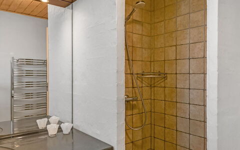 Berenika - 500M from the Sea: Mur, Sol, Design Intérieur, Sol, Bois, Luminaire Plomberie, Plafond, Éclairage, Salle De Bains, Plomberie
