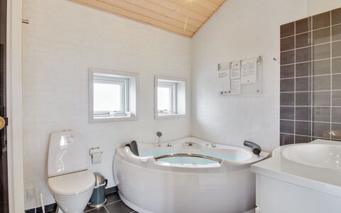 Anett - 400M from the Sea: Luminaire Plomberie, Plafond, Design Intérieur, Sol, Salle De Bains, Sol, Plomberie, Baignoire, Domicile, Robinet