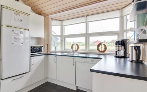Anett - 400M from the Sea: Cuisine, Design Intérieur, Appareil De Cuisine, Sol, Comptoir, Bois, Plafond, Cabinetry, Principaux Appliance, Électroménager
