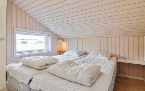 Anett - 400M from the Sea: Bois, Chambre, Lit, Literie, Drap De Lit, Plafond, Cadre De Lit, Dur, Linge, Tache De Bois