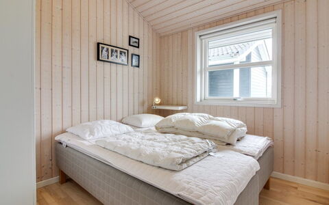 Anett - 400M from the Sea: Bois, Chambre, Plafond, Sol, Lit, Literie, Drap De Lit, Pièce, Cadre De Lit, Dur