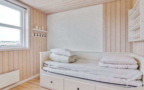Anett - 400M from the Sea: Meubles, Bois, Design Intérieur, Sol, Sol, Lit, Chambre, Pièce, Éclairage, Plafond