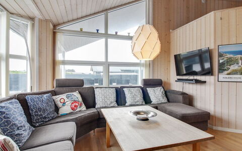 Anett - 400M from the Sea: Bois, Design Intérieur, Plafond, Domicile, Appartement, Sol, Meubles, Salon, Pièce, Parquet