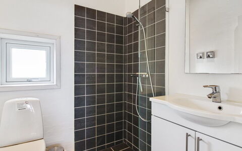 Anett - 400M from the Sea: Mur, Sol, Luminaire Plomberie, Salle De Bains, Design Intérieur, Sol, Siège De Toilette, Toilette, Plafond, Éclairage