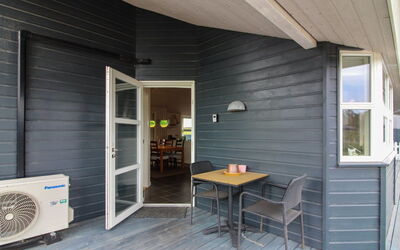 Anett - 400M from the Sea