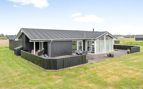 Meino - 1.4Km from the Sea: Toit, Domicile, Maison, Architecture, Siding, Chalet, Biens, Porche, Ombre, Pelouse