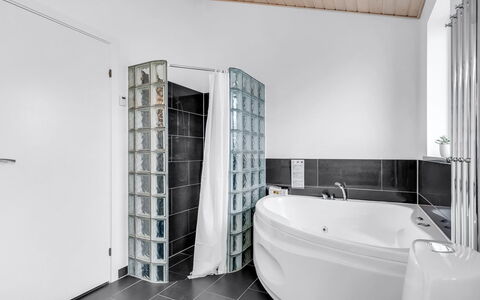 Meino - 1.4Km from the Sea: Design Intérieur, Sol, Plafond, Sol, Luminaire Plomberie, Pièce, Plomberie, Appartement, Robinet, Salle De Bains