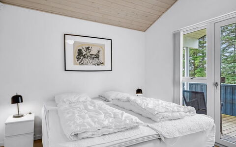 Meino - 1.4Km from the Sea: Bois, Domicile, Design Intérieur, Lit, Chambre, Gelé, Literie, Dur, Cadre De Lit, Daylighting