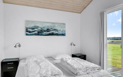 Meino - 1.4Km from the Sea: Domicile, Chambre, Lit, Daylighting, Literie, Cadre De Lit, Drap De Lit, Gelé, Hôtel, Calotte Glaciaire