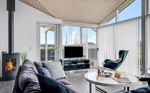 Meino - 1.4Km from the Sea: Design Intérieur, Plafond, Canapé, Salon, Meubles, Sol, Sol, Domicile, Pièce