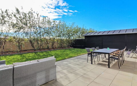 Kimon - 600M from the Sea: Architecture, Toit, Domicile, Composite, Daylighting, Siding, Allée