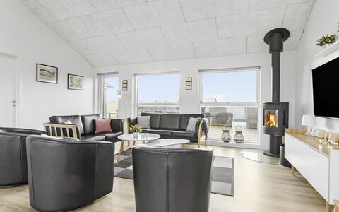 Kirsi - 1.6Km from the Sea: Meubles, Design Intérieur, Sol, Sol, Bois, Plafond, Canapé, Salon, Éclairage, Pièce