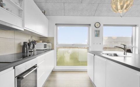 Kirsi - 1.6Km from the Sea: Cuisine, Design Intérieur, Comptoir, Sol, Plafond, Bois, Luminaire, Sol, Meubles, Éclairage