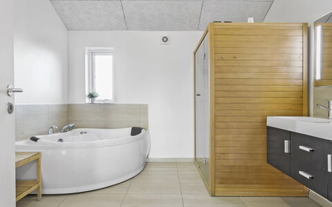 Kirsi - 1.6Km from the Sea: Sol, Luminaire Plomberie, Évier, Sol, Design Intérieur, Salle De Bains, Robinet, Plafond, Lavabo, Plomberie