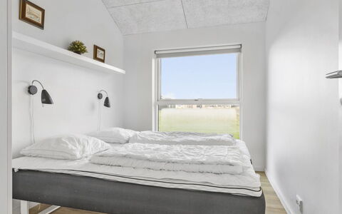 Kirsi - 1.6Km from the Sea: Mur, Chambre, Bois, Design Intérieur, Sol, Lit, Plafond, Sol, Drap De Lit, Pièce