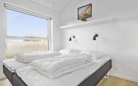 Kirsi - 1.6Km from the Sea: Chambre, Lit, Literie, Drap De Lit, Plafond, Sol, Design Intérieur, Cadre De Lit, Linge, Pièce