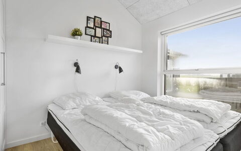 Kirsi - 1.6Km from the Sea: Chambre, Lit, Literie, Drap De Lit, Design Intérieur, Plafond, Sol, Cadre De Lit, Appartement, Linge