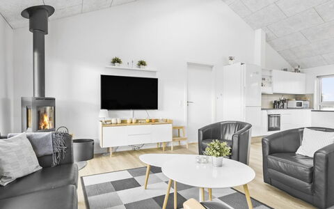 Kirsi - 1.6Km from the Sea: Sol, Design Intérieur, Bois, Sol, Plafond, Salon, Meubles, Canapé, Pièce, Éclairage