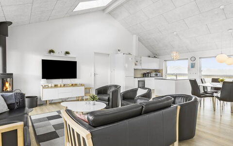 Kirsi - 1.6Km from the Sea: Plafond, Design Intérieur, Sol, Luminaire, Salon, Pièce, Canapé, Chaise, Électroménager