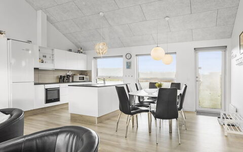 Kirsi - 1.6Km from the Sea: Plafond, Design Intérieur, Sol, Luminaire, Sol, Appartement, Pièce, Parquet, Salon