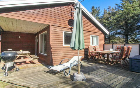 Lis - 300M from the Sea: Bois, Chalet, Domicile, Dur, Planche, Siding, Tache De Bois, Plate-Forme, Porche, Mobilier De Jardin