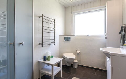 Lis - 300M from the Sea: Sol, Sol, Luminaire Plomberie, Design Intérieur, Plafond, Salle De Bains, Évier, Plomberie, Toilette, Robinet