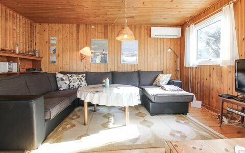 Lis - 300M from the Sea: Meubles, Design Intérieur, Sol, Bois, Canapé, Sol, Plafond, Salon, Pièce, Éclairage