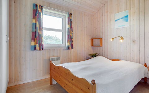 Karlsson - 500M from the Sea: Lit, Chambre, Bois, Drap De Lit, Sol, Design Intérieur, Sol, Literie, Plafond, Meubles