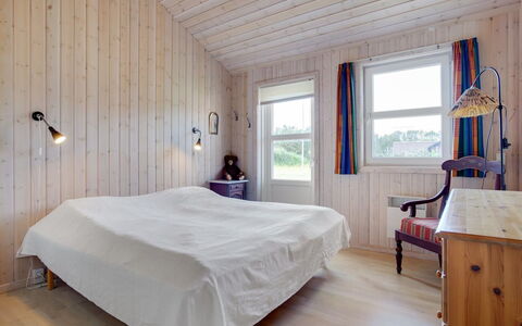 Karlsson - 500M from the Sea: Chambre, Lit, Sol, Design Intérieur, Bois, Sol, Plafond, Drap De Lit, Parquet, Literie